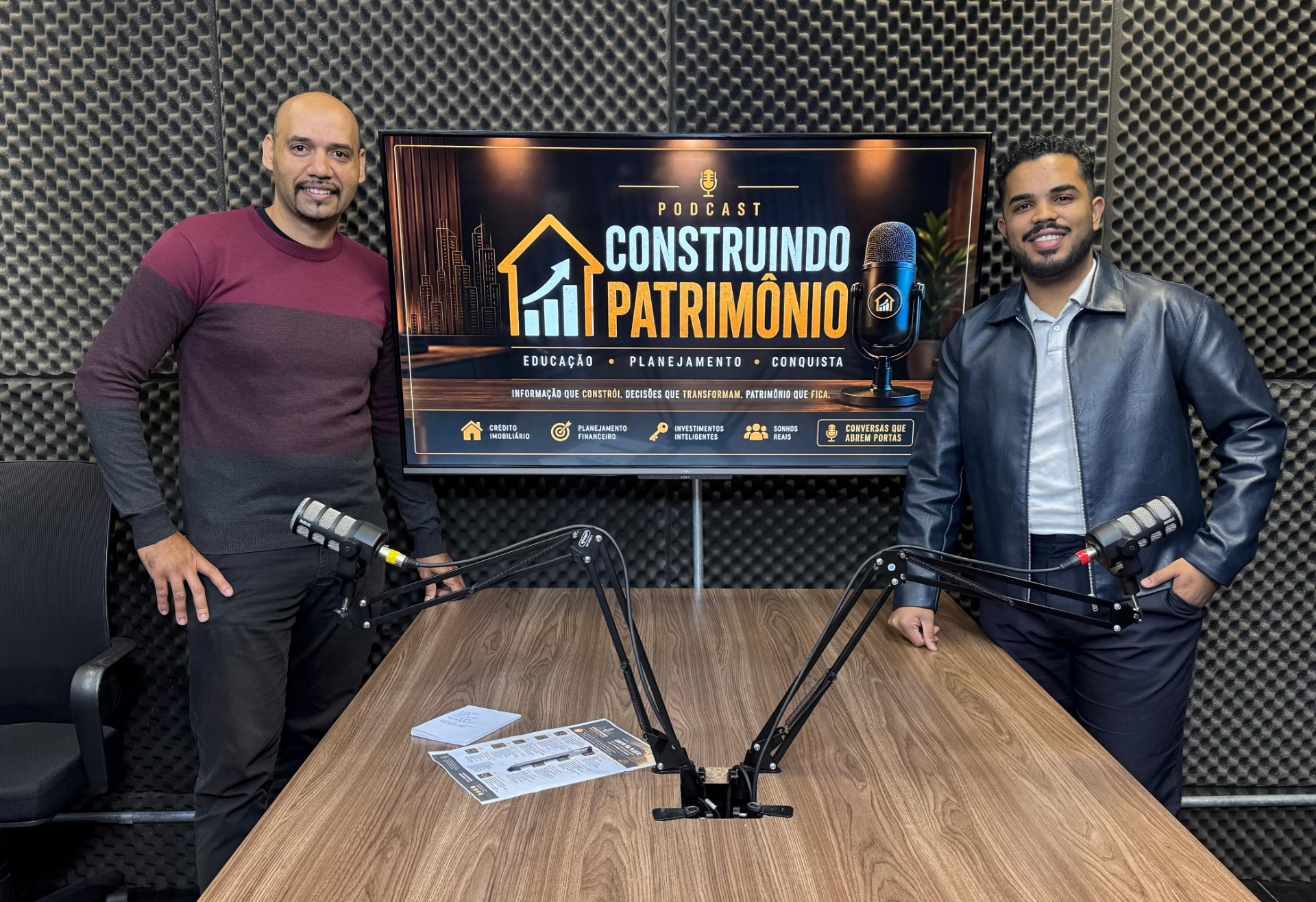 Isael Costa com convidado no estúdio do podcast Construindo Patrimônio