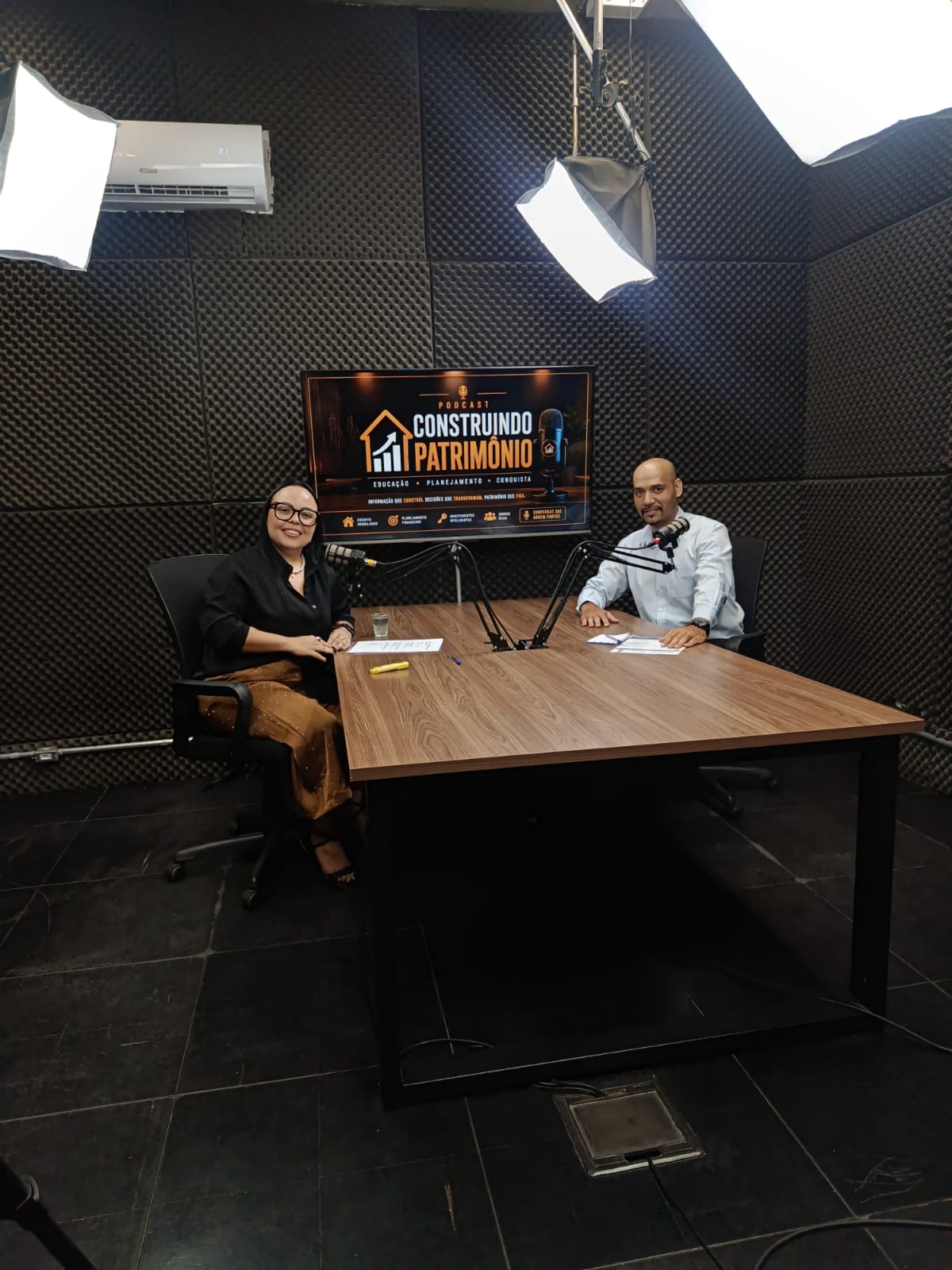 Isael Costa entrevistando convidada no estúdio do podcast